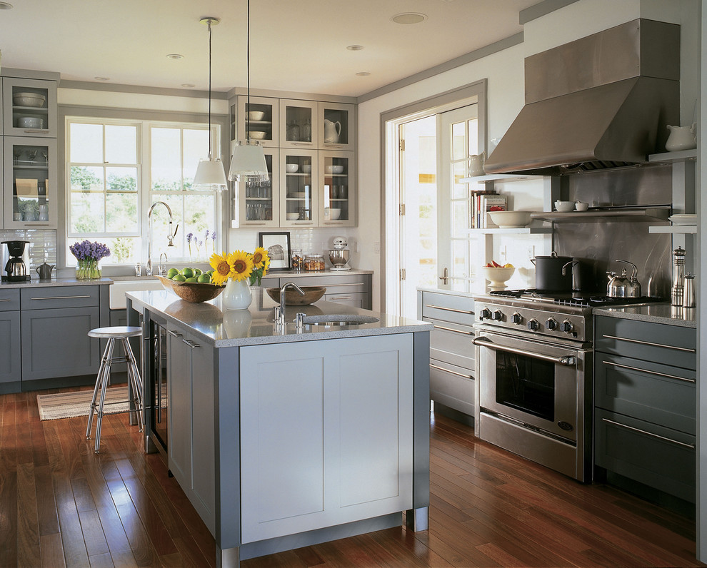 ミネアポリスにあるコンテンポラリースタイルのおしゃれなキッチン (エプロンフロントシンク、青いキャビネット、シルバーの調理設備、ステンレスのキッチンパネル) の写真