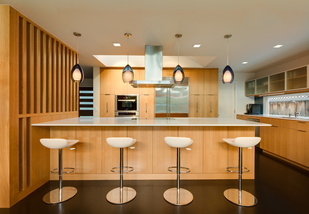 Moderne Küche mit hellen Holzschränken, Küchengeräten aus Edelstahl, Kücheninsel, flächenbündigen Schrankfronten und bunter Rückwand in San Francisco