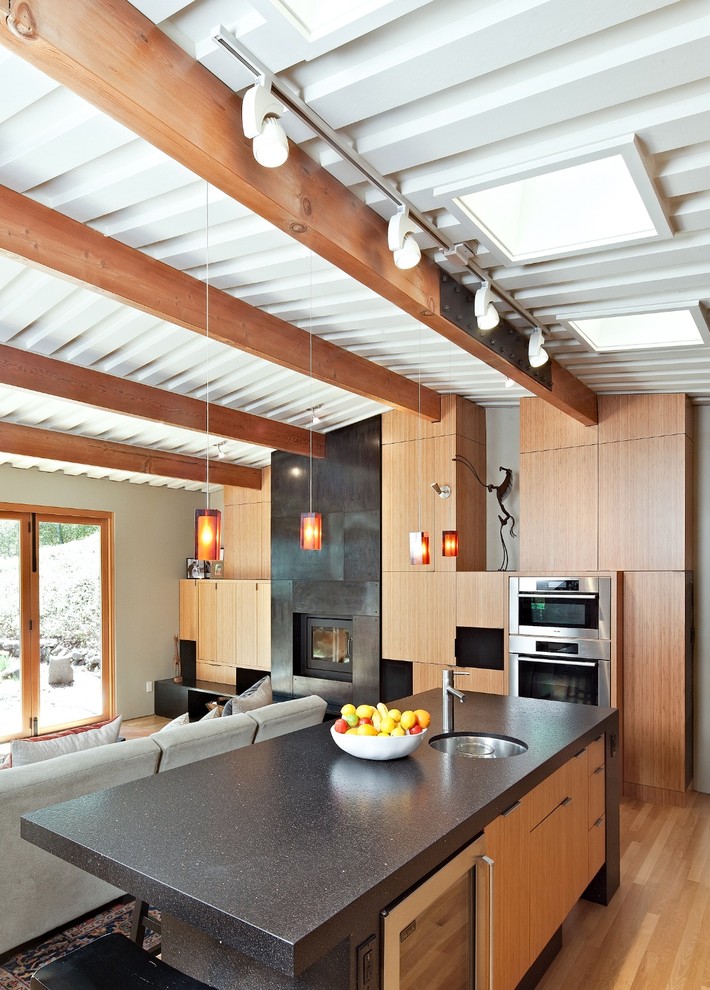 Offene Moderne Küche mit Unterbauwaschbecken, flächenbündigen Schrankfronten, hellbraunen Holzschränken und Küchengeräten aus Edelstahl in San Francisco