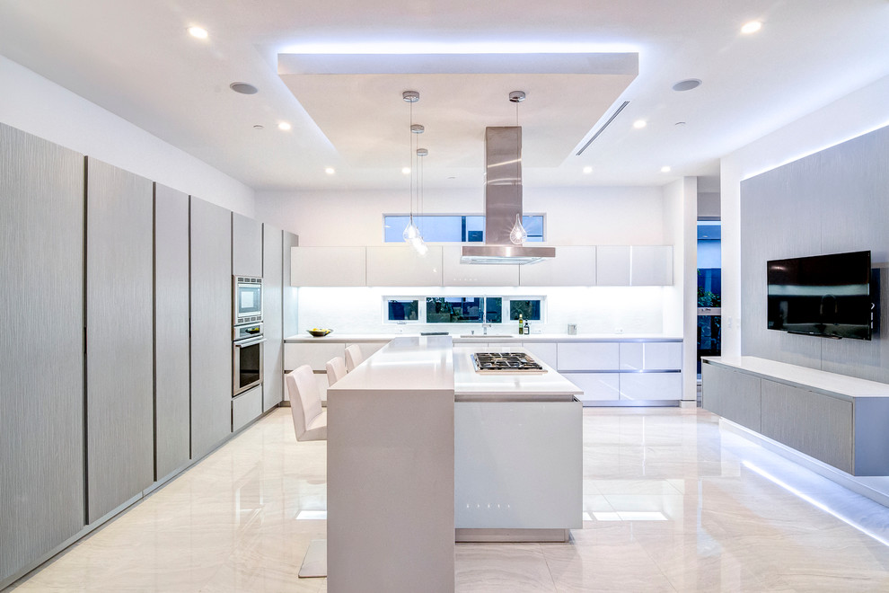 Moderne Küche mit flächenbündigen Schrankfronten, Küchengeräten aus Edelstahl und Kücheninsel in Los Angeles