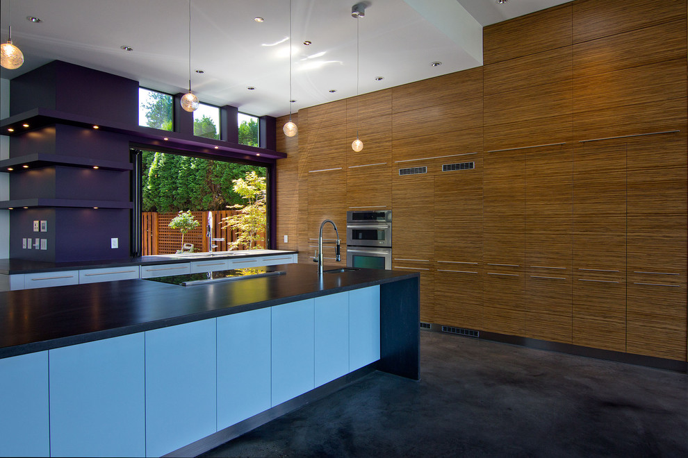 На фото: кухня в современном стиле с плоскими фасадами и техникой под мебельный фасад