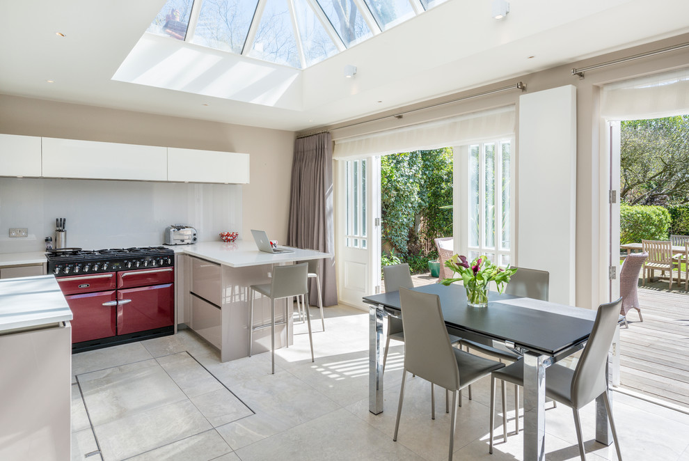 Foto di una cucina ad ambiente unico design di medie dimensioni con ante bianche, pavimento con piastrelle in ceramica e pavimento beige