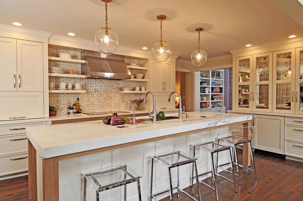 Foto på ett funkis kök, med en undermonterad diskho, luckor med glaspanel, vita skåp, marmorbänkskiva, beige stänkskydd, mörkt trägolv och en köksö