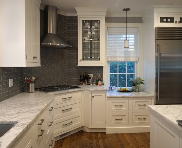 Foto på ett mellanstort vintage kök, med en undermonterad diskho, luckor med infälld panel, vita skåp, marmorbänkskiva, grått stänkskydd, stänkskydd i tunnelbanekakel, rostfria vitvaror och en halv köksö