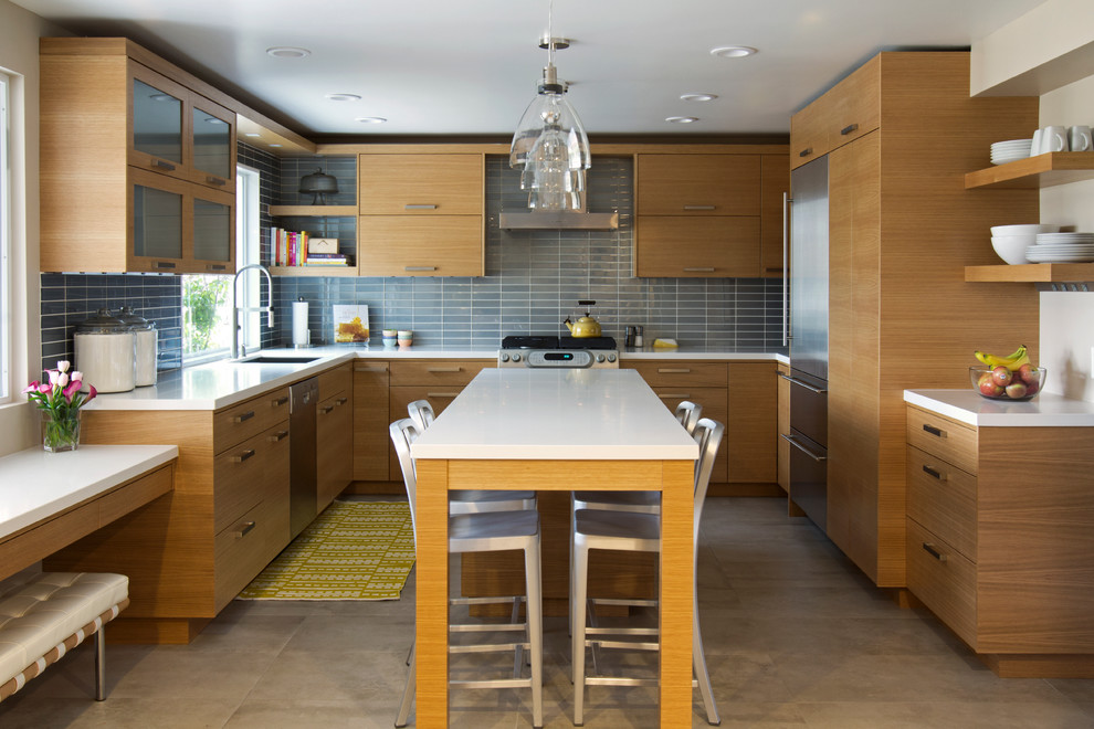Moderne Küche in U-Form mit Unterbauwaschbecken, flächenbündigen Schrankfronten, hellbraunen Holzschränken, Küchenrückwand in Grau, Küchengeräten aus Edelstahl und Kücheninsel in Salt Lake City