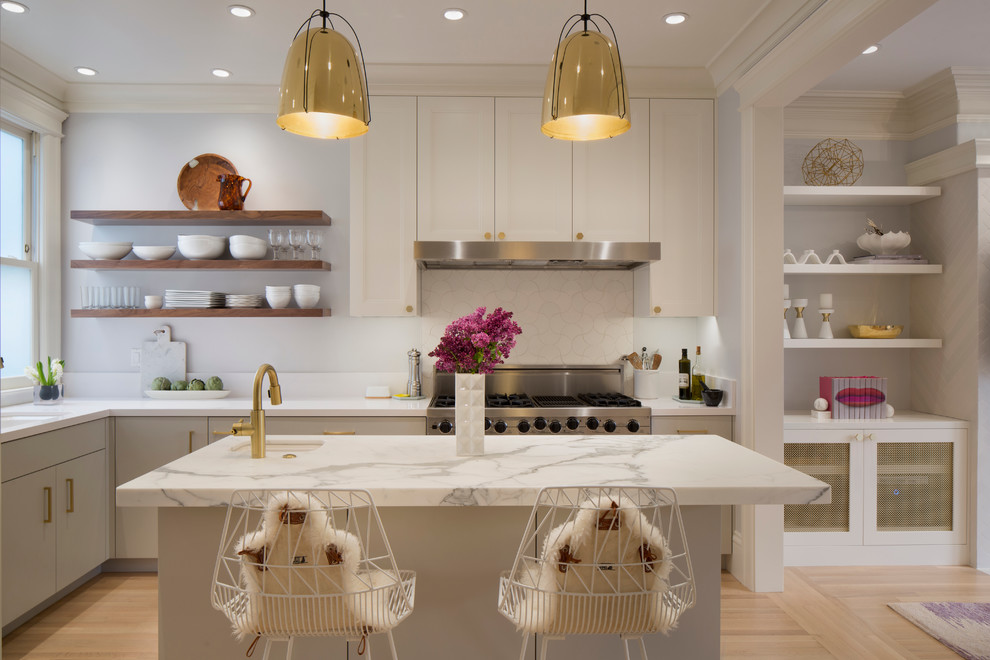 Exempel på ett mellanstort klassiskt kök, med en nedsänkt diskho, luckor med infälld panel, grå skåp, marmorbänkskiva, stänkskydd i sten, ljust trägolv, en köksö, rostfria vitvaror och vitt stänkskydd