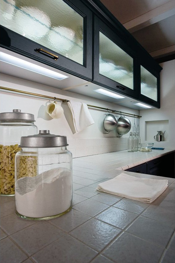 Exempel på ett avskilt, stort modernt u-kök, med luckor med upphöjd panel, grå skåp, vitt stänkskydd, vita vitvaror, ljust trägolv och kaklad bänkskiva