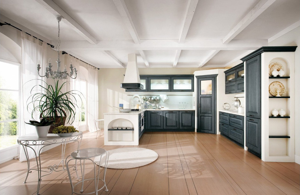 Modern inredning av ett avskilt, stort u-kök, med luckor med upphöjd panel, grå skåp, kaklad bänkskiva, vitt stänkskydd, vita vitvaror och ljust trägolv
