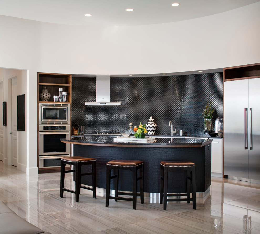 Inspiration för ett funkis linjärt kök med öppen planlösning, med en dubbel diskho, luckor med infälld panel, vita skåp, granitbänkskiva, svart stänkskydd, stänkskydd i glaskakel, rostfria vitvaror, klinkergolv i porslin och en köksö