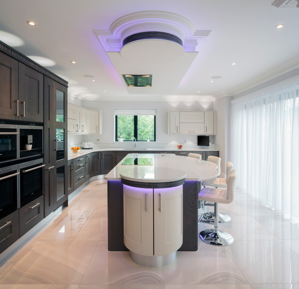 Mittelgroße Moderne Küche in L-Form mit Unterbauwaschbecken, Schrankfronten im Shaker-Stil, dunklen Holzschränken und Kücheninsel in Sonstige