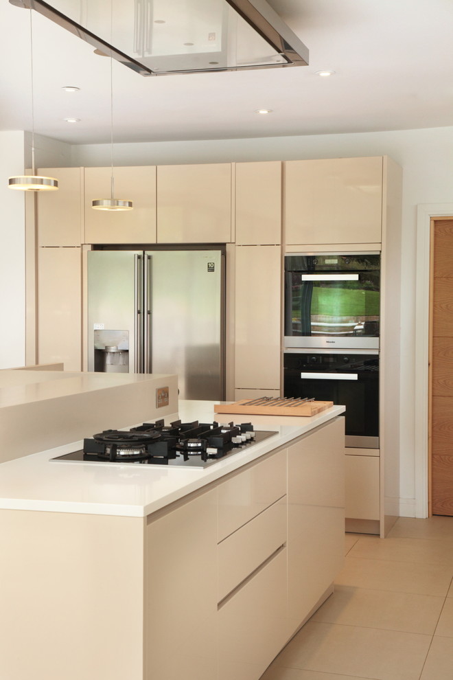 Große Moderne Wohnküche in U-Form mit Porzellan-Bodenfliesen, flächenbündigen Schrankfronten, beigen Schränken und Kücheninsel in Buckinghamshire