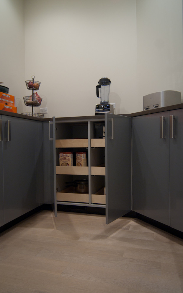 Foto på ett mellanstort funkis svart kök, med en undermonterad diskho, släta luckor, grå skåp, bänkskiva i kvarts, rostfria vitvaror, klinkergolv i porslin och svart golv