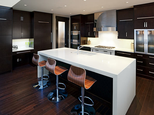 Geräumige Moderne Wohnküche in U-Form mit Doppelwaschbecken, Glasfronten, dunklen Holzschränken, Quarzwerkstein-Arbeitsplatte, Küchenrückwand in Weiß, dunklem Holzboden und Kücheninsel in Phoenix