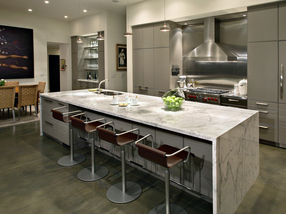 Inredning av ett modernt mellanstort kök, med en dubbel diskho, släta luckor, grå skåp, marmorbänkskiva, rostfria vitvaror, en köksö, stänkskydd med metallisk yta och betonggolv