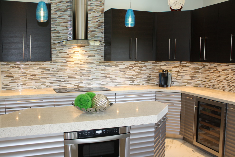 Example of a mid-sized trendy u-shaped medium tone wood floor eat-in kitchen design in Miami with an island, an undermount sink, shaker cabinets, black cabinets, quartz countertops, mosaic tile backsplash and stainless steel appliances