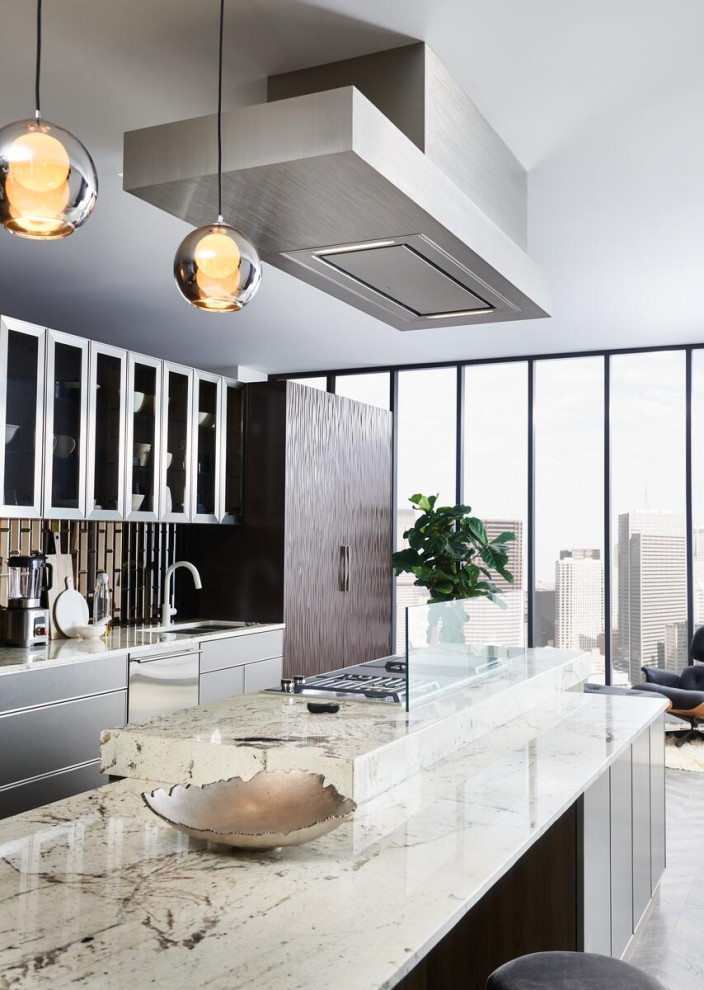Moderne Wohnküche mit flächenbündigen Schrankfronten, grauen Schränken, Marmor-Arbeitsplatte, Küchengeräten aus Edelstahl, Halbinsel und weißer Arbeitsplatte in Boston