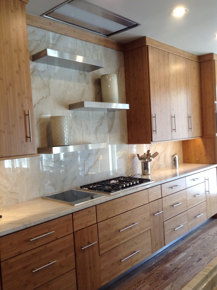 Foto på ett funkis kök, med släta luckor, marmorbänkskiva, vitt stänkskydd, stänkskydd i sten, rostfria vitvaror, mellanmörkt trägolv, en köksö, en undermonterad diskho och skåp i mellenmörkt trä