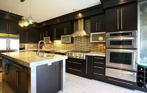 Exempel på ett stort modernt kök, med en nedsänkt diskho, släta luckor, skåp i mörkt trä, granitbänkskiva, flerfärgad stänkskydd, klinkergolv i porslin och en köksö