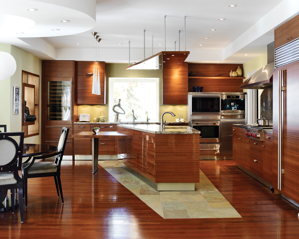 Modelo de cocina contemporánea grande con armarios con paneles lisos y electrodomésticos de acero inoxidable