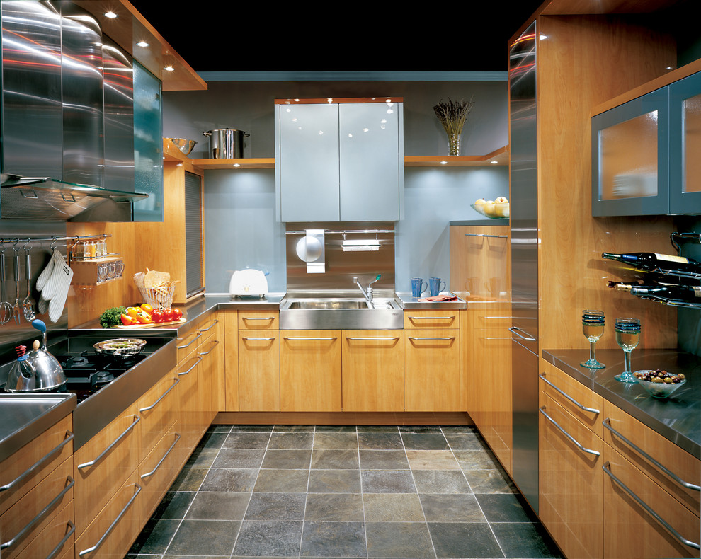 Cette photo montre une grande cuisine tendance avec un placard à porte plane et un électroménager en acier inoxydable.