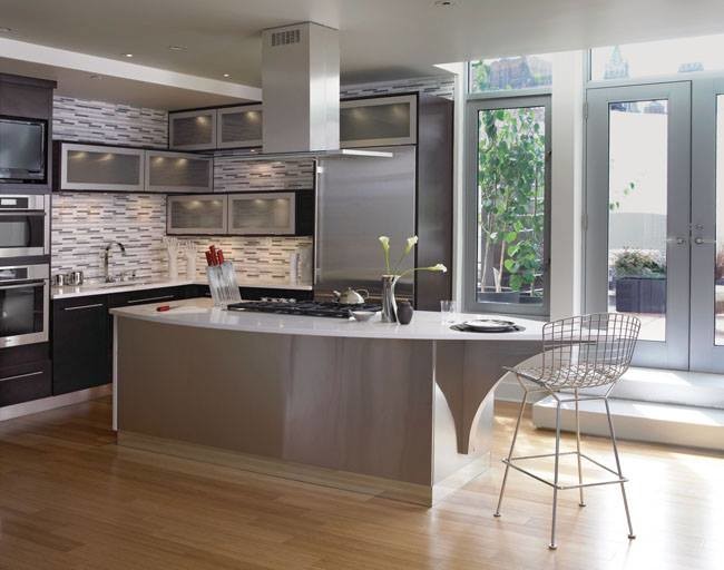Eat-in kitchen - mid-sized contemporary l-shaped light wood floor eat-in kitchen idea in Tampa with flat-panel cabinets, dark wood cabinets, multicolored backsplash, stainless steel appliances and an island