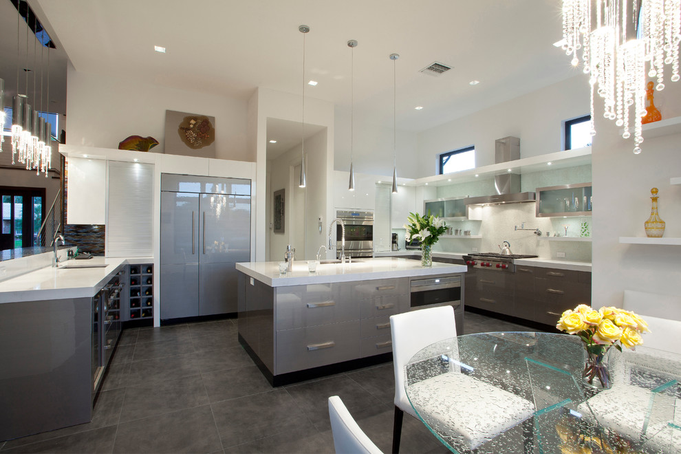 Esempio di una grande cucina design con paraspruzzi bianco, ante di vetro, ante grigie, elettrodomestici in acciaio inossidabile, lavello da incasso, pavimento in marmo, pavimento grigio e top bianco