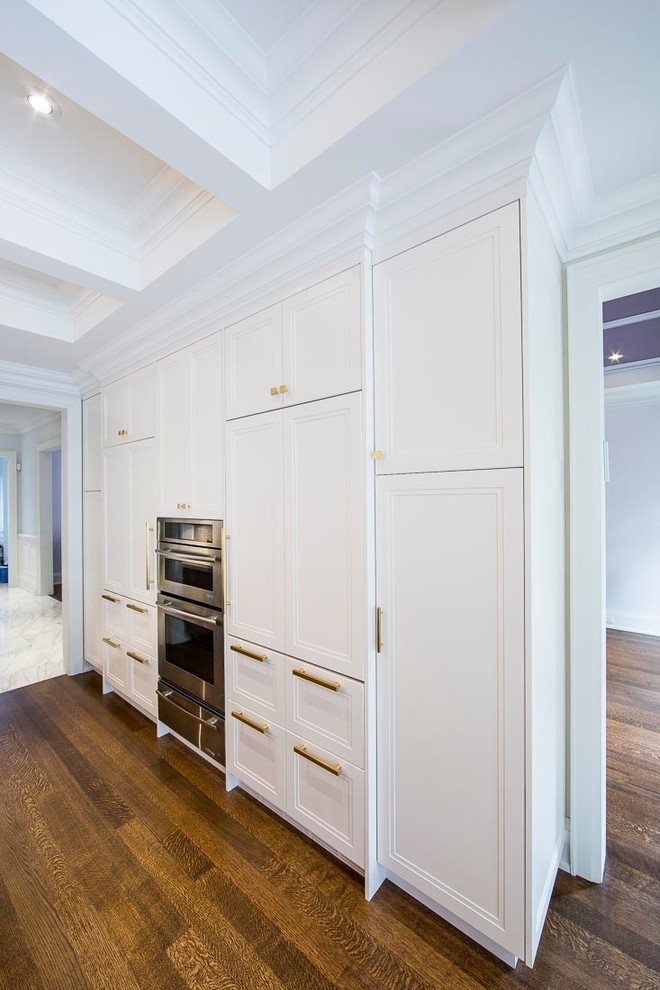 Exempel på ett stort modernt kök, med en undermonterad diskho, luckor med infälld panel, skåp i mellenmörkt trä, bänkskiva i kvarts, vitt stänkskydd, stänkskydd i mosaik, rostfria vitvaror, mörkt trägolv, en köksö och brunt golv