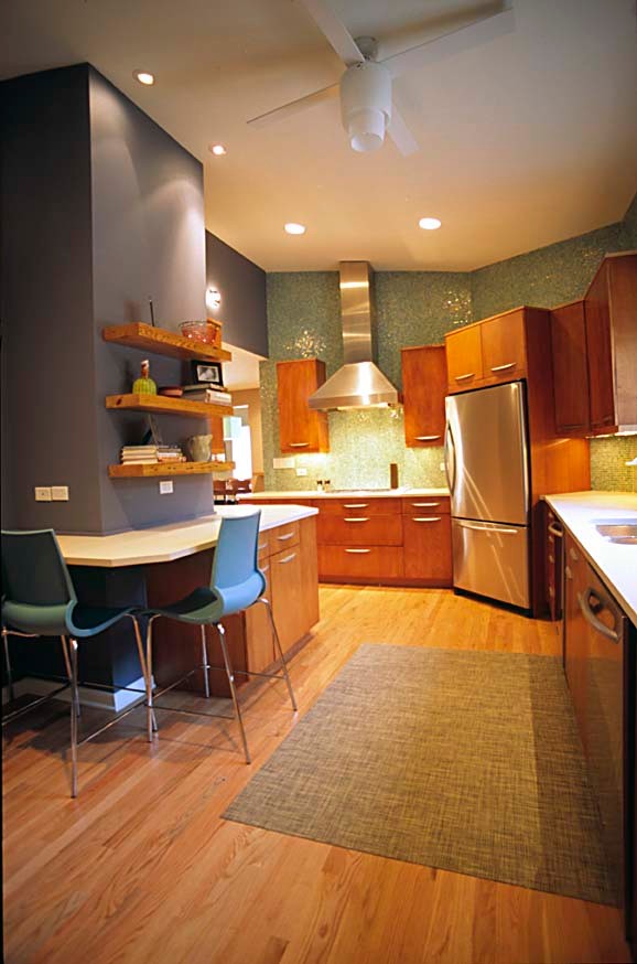Cette image montre une cuisine parallèle design en bois brun avec un placard à porte plane, un évier encastré et un plan de travail en quartz modifié.