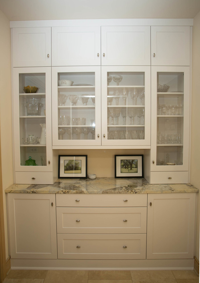 Idéer för avskilda, mellanstora funkis linjära kök, med skåp i shakerstil, vita skåp och marmorbänkskiva