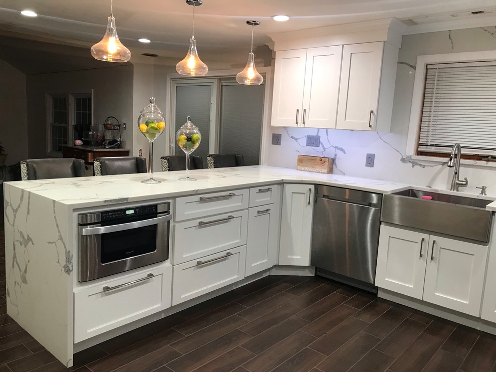 Foto på ett mellanstort funkis flerfärgad kök, med en rustik diskho, skåp i shakerstil, vita skåp, bänkskiva i kvarts, flerfärgad stänkskydd, stänkskydd i sten, rostfria vitvaror, mörkt trägolv, en halv köksö och brunt golv