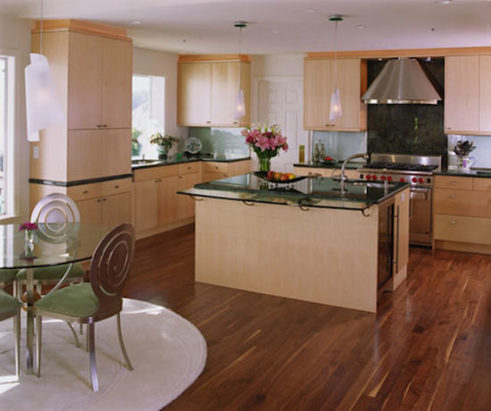 Modern inredning av ett avskilt, stort u-kök, med en nedsänkt diskho, skåp i shakerstil, skåp i ljust trä, rostfria vitvaror och en köksö