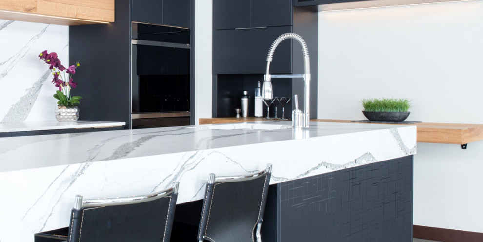 Bild på ett mellanstort industriellt vit vitt kök, med släta luckor, svarta skåp, bänkskiva i kvarts, vitt stänkskydd, integrerade vitvaror, betonggolv, en köksö, grått golv och en undermonterad diskho