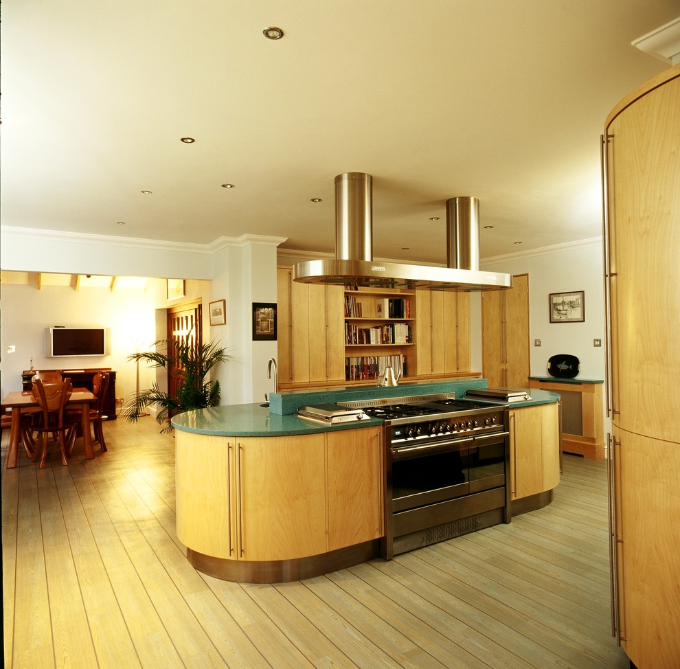 Foto på ett mycket stort funkis kök med öppen planlösning, med släta luckor, skåp i ljust trä, bänkskiva i kvartsit, rostfria vitvaror, ljust trägolv och en köksö