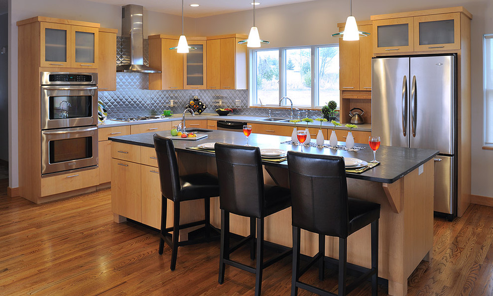 This is an example of a contemporary kitchen in Cleveland.