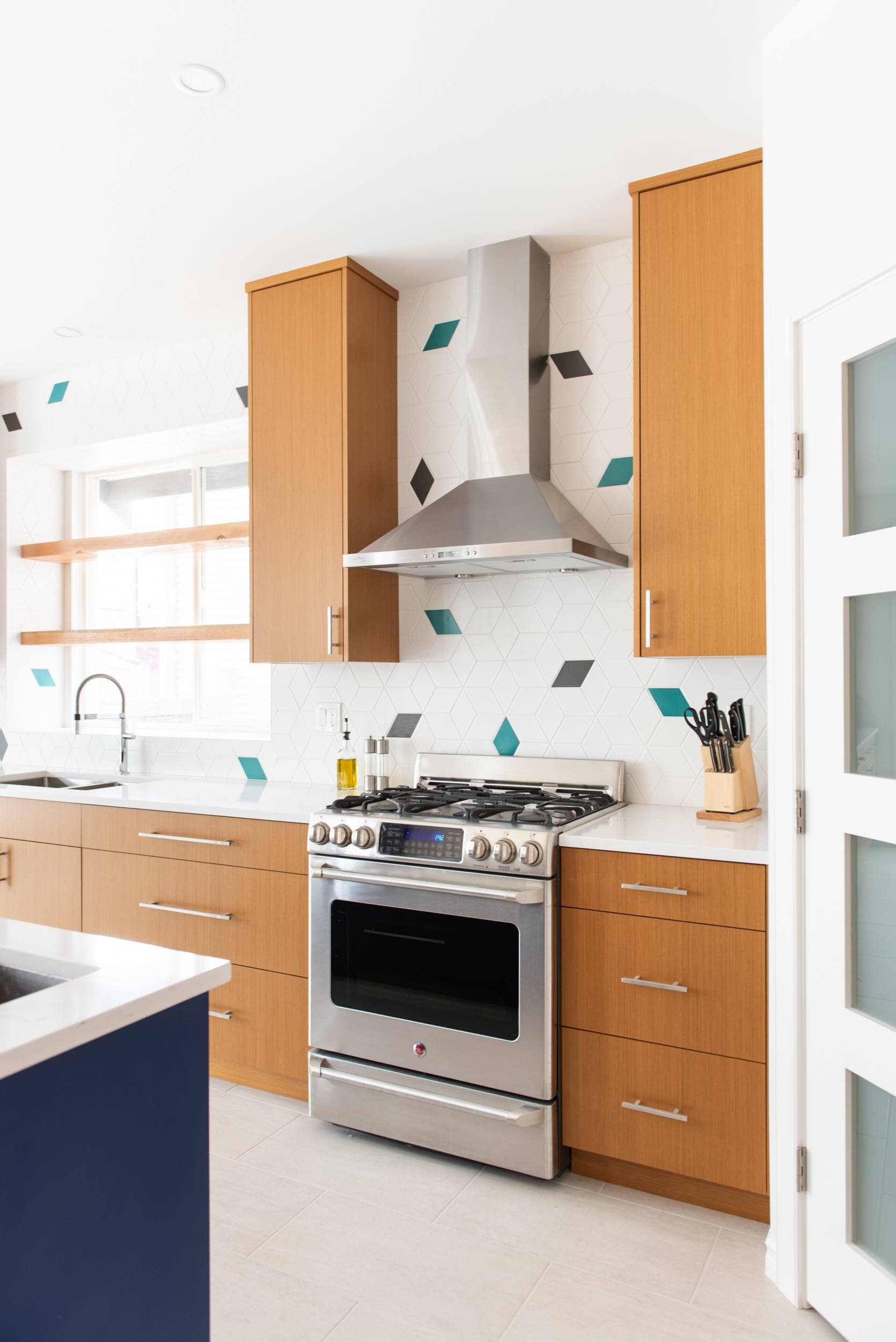 Kitchen with Diamond-shaped Tile Backsplash and Stainless Steel Range Hood   Kitchen backsplash designs, Replacing kitchen countertops, Traditional  kitchen design