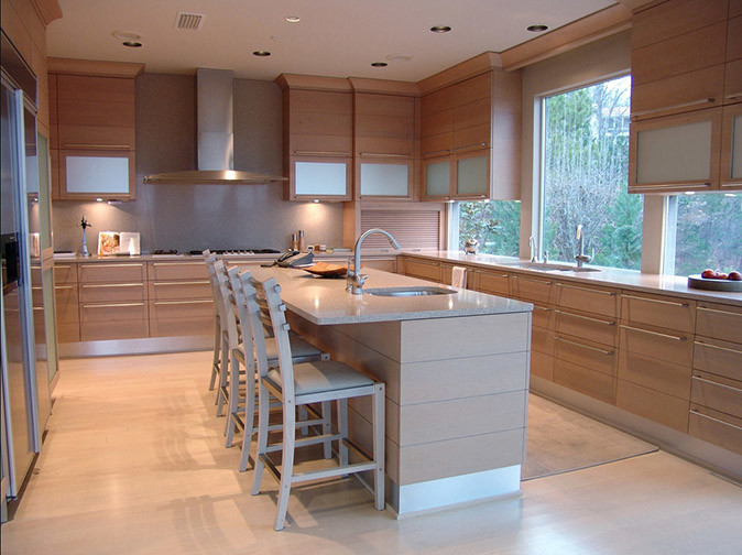 Свежая идея для дизайна: отдельная, п-образная кухня в современном стиле с светлыми деревянными фасадами и техникой из нержавеющей стали - отличное фото интерьера