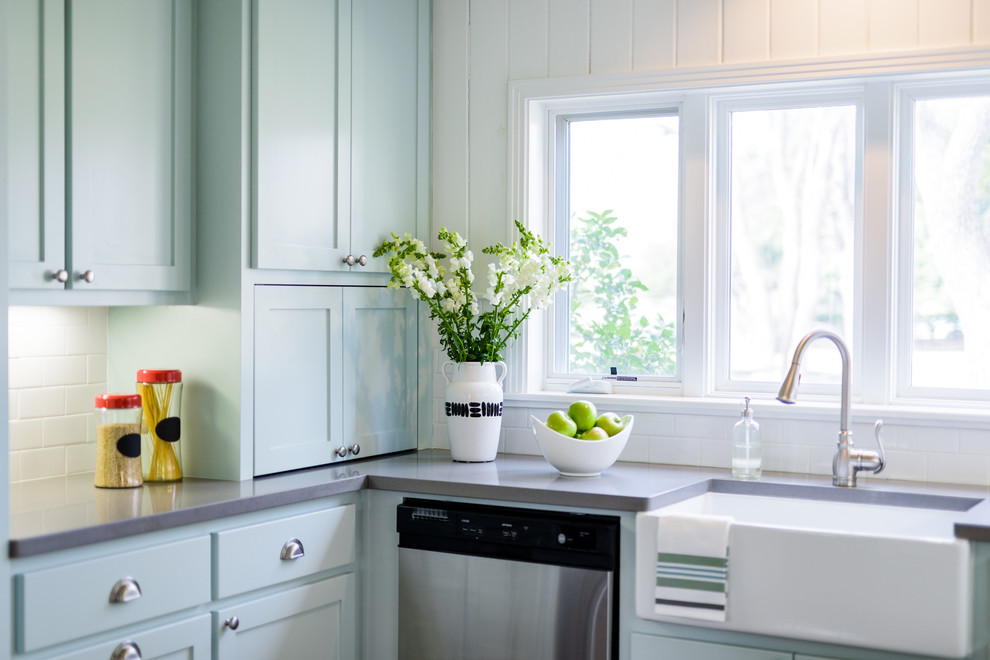Exempel på ett retro kök, med en rustik diskho, skåp i shakerstil, blå skåp, bänkskiva i koppar, vitt stänkskydd, stänkskydd i tunnelbanekakel, rostfria vitvaror och mellanmörkt trägolv