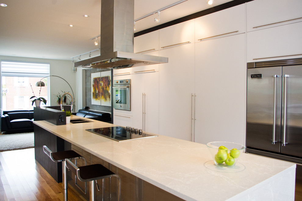 Immagine di una cucina design di medie dimensioni con ante lisce, ante bianche e elettrodomestici in acciaio inossidabile
