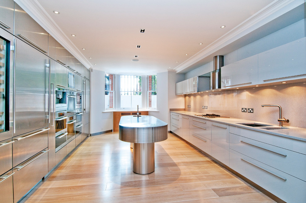 Exempel på ett modernt kök, med en undermonterad diskho och glaspanel som stänkskydd