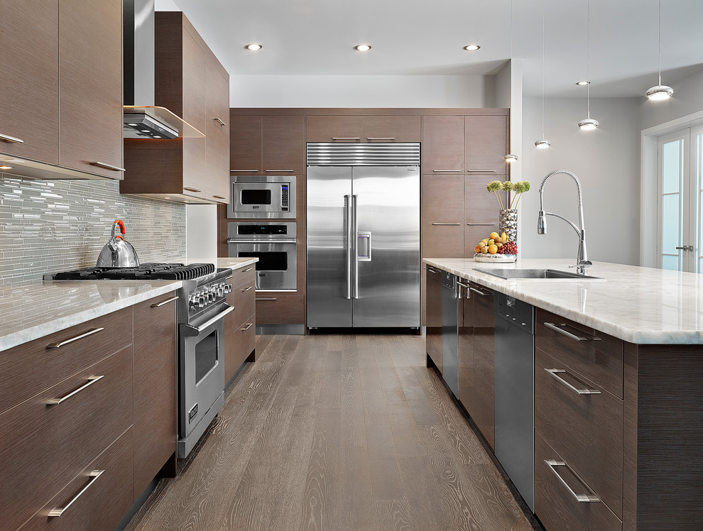 Moderne Küche in L-Form mit Einbauwaschbecken, flächenbündigen Schrankfronten, dunklen Holzschränken, Küchenrückwand in Grau, Rückwand aus Stäbchenfliesen und Küchengeräten aus Edelstahl in Edmonton