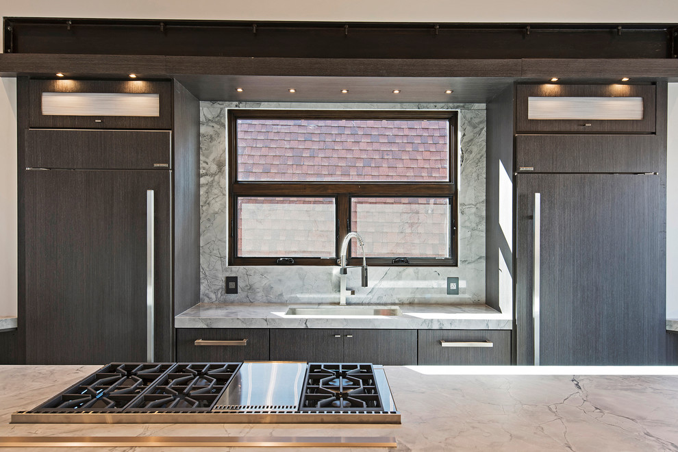 Große Moderne Wohnküche in L-Form mit flächenbündigen Schrankfronten, dunklen Holzschränken, Elektrogeräten mit Frontblende, hellem Holzboden und Kücheninsel in Salt Lake City