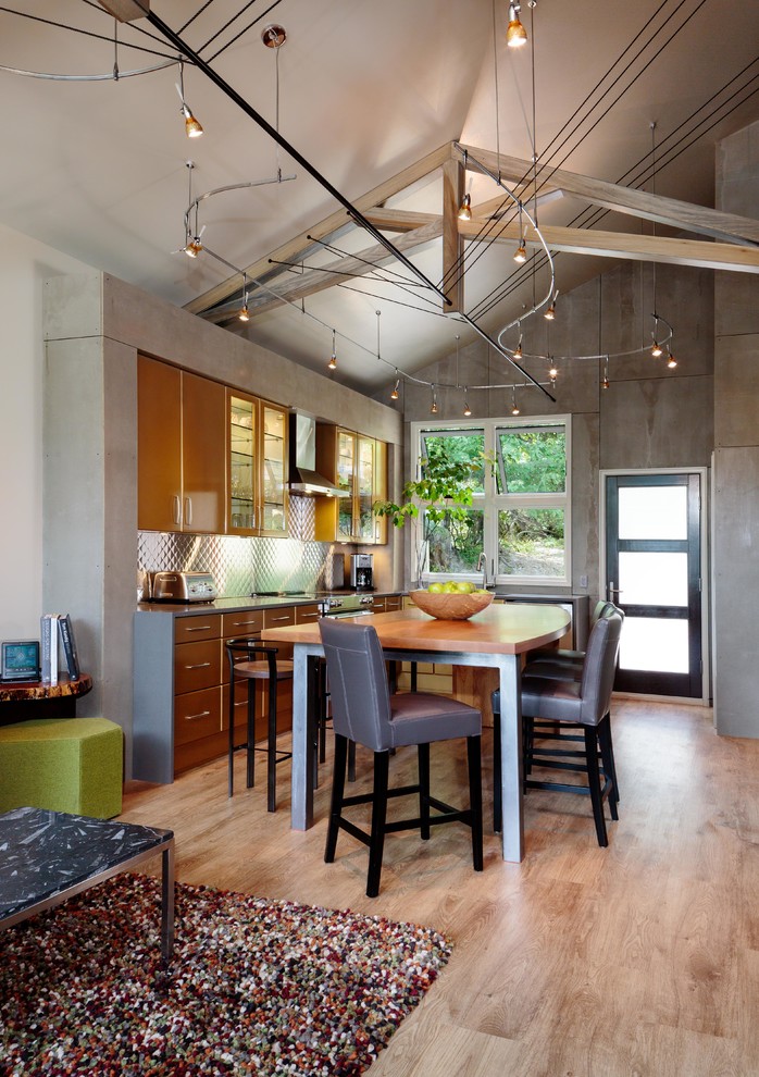 Esempio di una cucina contemporanea con ante di vetro, ante marroni, paraspruzzi a effetto metallico, pavimento in legno massello medio, pavimento marrone e top marrone
