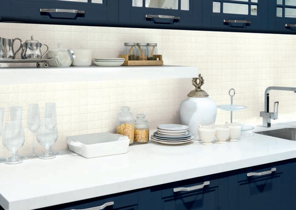 Bild på ett mellanstort funkis vit vitt kök, med en undermonterad diskho, luckor med infälld panel, blå skåp och vitt stänkskydd