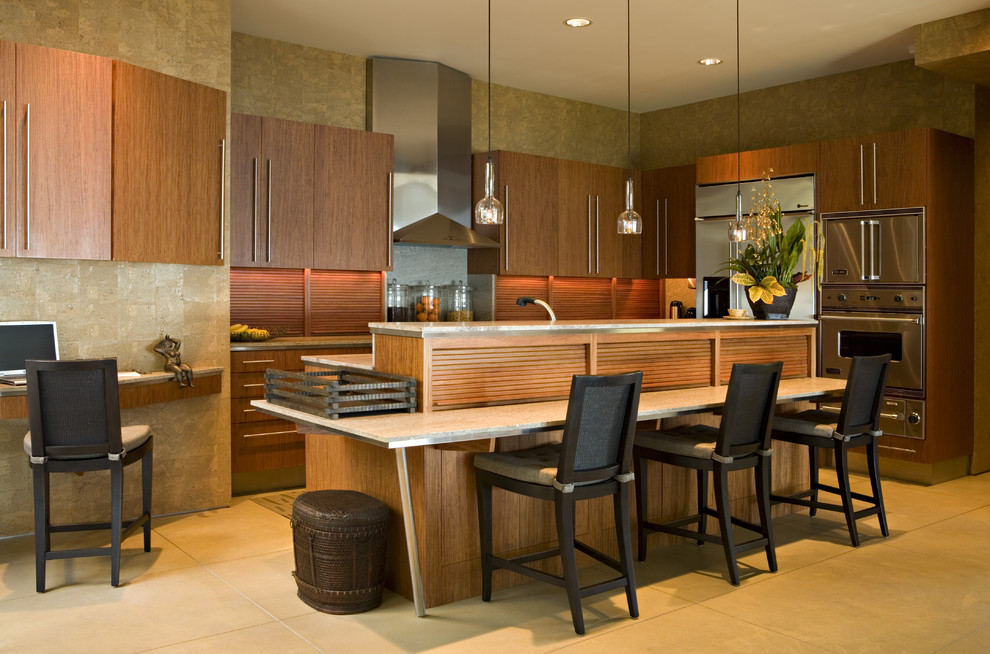 Moderne Küche mit Küchengeräten aus Edelstahl in Orange County