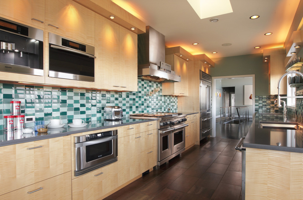 Moderne Küche mit Küchengeräten aus Edelstahl in Portland