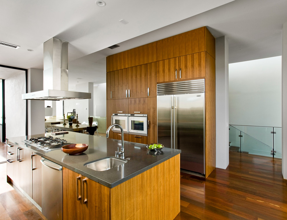 Moderne Küche mit hellbraunen Holzschränken und Küchengeräten aus Edelstahl in Los Angeles