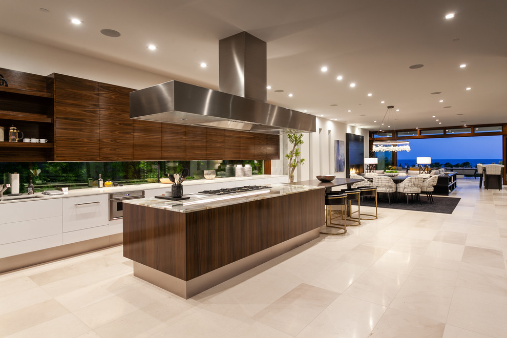 Bild på ett mycket stort funkis beige linjärt beige kök och matrum, med en undermonterad diskho, släta luckor, skåp i mellenmörkt trä, marmorbänkskiva, rostfria vitvaror, marmorgolv, en köksö och beiget golv