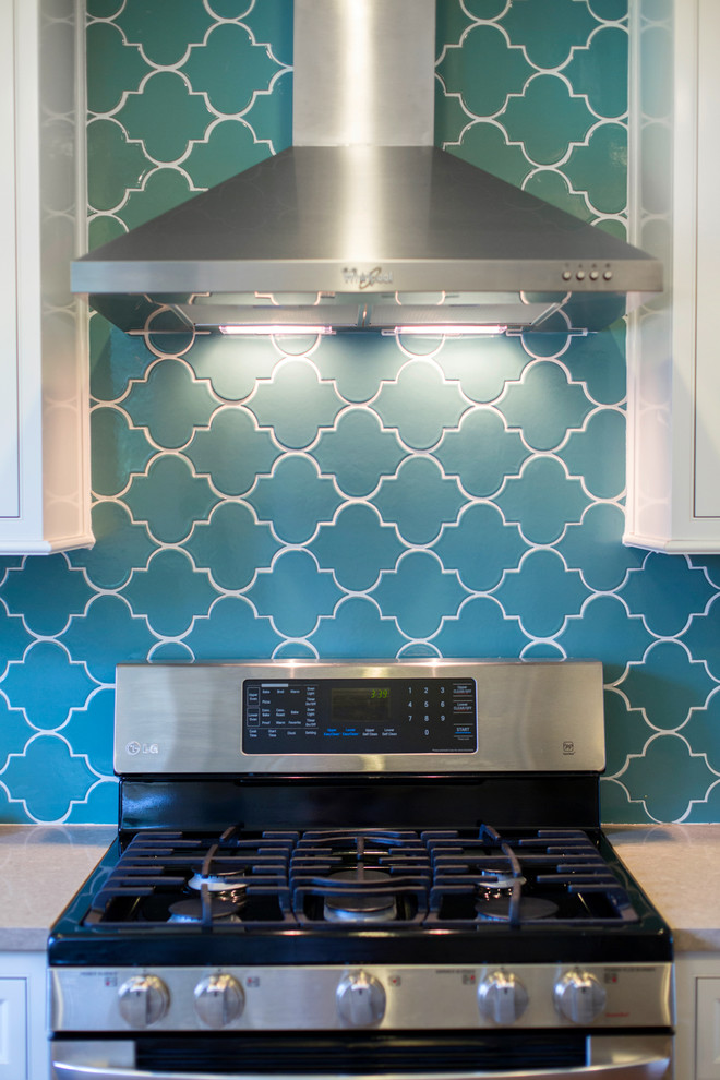 Aménagement d'une cuisine américaine contemporaine avec une crédence bleue et une crédence en céramique.