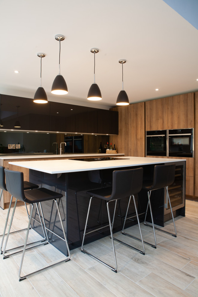 Moderne Küche mit Quarzwerkstein-Arbeitsplatte und Küchenrückwand in Grau in Sonstige