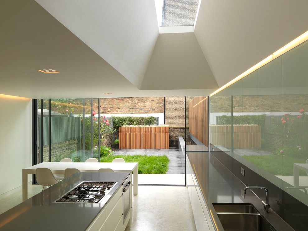 Inspiration for a modern kitchen remodel in Buckinghamshire